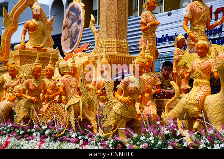 Créations de bougies représentant des mythes et des motifs religieux circulent dans les rues de Ubon Rathathani en Thaïlande. Banque D'Images