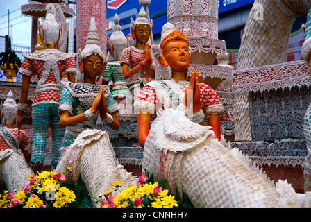 Créations de bougies représentant des mythes et des motifs religieux circulent dans les rues de Ubon Rathathani en Thaïlande. Banque D'Images