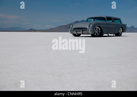 Bonneville Salt Flats Semaine vélo de course de voiture rétro en USA, voiture garée sur un bain de sel blanc horizon avec ciel bleu Banque D'Images