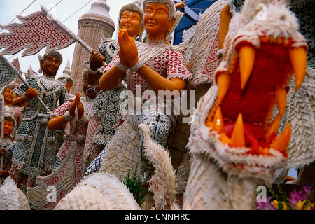 Créations de bougies représentant des mythes et des motifs religieux circulent dans les rues de Ubon Rathathani en Thaïlande. Banque D'Images