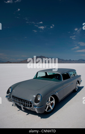 Bonneville Salt Flats Semaine vélo de course de voiture rétro en USA, voiture garée sur un bain de sel blanc horizon avec ciel bleu Banque D'Images