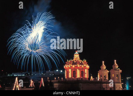 Spectacles pyrotechniques sont les plus visibles et l'aspect dramatique des fêtes catholiques qui a lieu chaque année dans chaque ville dans les îles maltaises. Banque D'Images