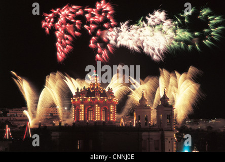 Spectacles pyrotechniques sont les plus visibles et l'aspect dramatique des fêtes catholiques qui a lieu chaque année dans chaque ville dans les îles maltaises. Banque D'Images