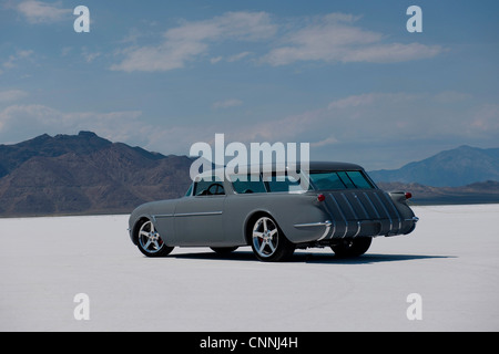 Bonneville Salt Flats Semaine vélo de course de voiture rétro en USA, voiture garée sur un bain de sel blanc horizon avec ciel bleu Banque D'Images