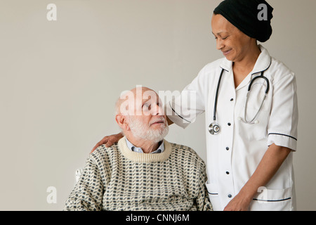 Souriant de gardien homme plus âgé Banque D'Images