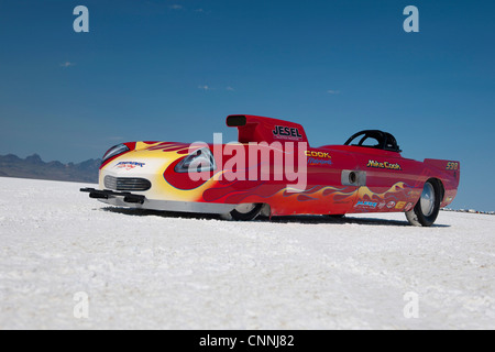 Bonneville Salt Flats Semaine vélo de course de voiture rétro en USA, voiture garée sur un bain de sel blanc horizon avec ciel bleu Banque D'Images