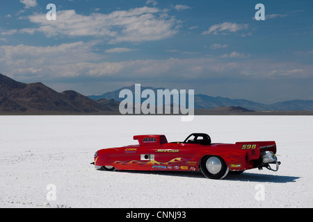 Bonneville Salt Flats Semaine vélo de course de voiture rétro en USA, voiture garée sur un bain de sel blanc horizon avec ciel bleu Banque D'Images