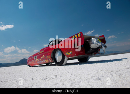 Bonneville Salt Flats Semaine vélo de course de voiture rétro en USA, voiture garée sur un bain de sel blanc horizon avec ciel bleu Banque D'Images