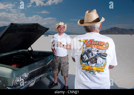 La semaine de vitesse de Bonneville Salt Flats en course retro USA hot rod, fans de Bert Munro t-shirt chapeaux de cow-boy sur sel blanc appartements rire Banque D'Images