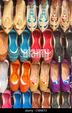 Fantaisie chaussons traditionnels arabes sur l'affichage à une échoppe de marché dans un souk à Deira, DUBAÏ, ÉMIRATS ARABES UNIS Banque D'Images