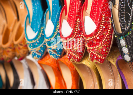 Fantaisie chaussons traditionnels arabes sur l'affichage à une échoppe de marché dans un souk à Deira, DUBAÏ, ÉMIRATS ARABES UNIS Banque D'Images