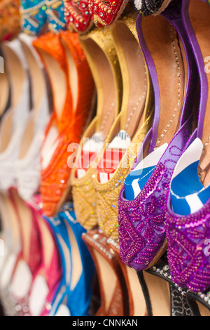 Fantaisie chaussons traditionnels arabes sur l'affichage à une échoppe de marché dans un souk à Deira, DUBAÏ, ÉMIRATS ARABES UNIS Banque D'Images