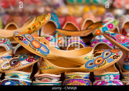 Fantaisie chaussons traditionnels arabes sur l'affichage à une échoppe de marché dans un souk à Deira, DUBAÏ, ÉMIRATS ARABES UNIS Banque D'Images