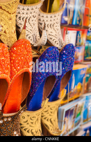 Fantaisie chaussons traditionnels arabes sur l'affichage à une échoppe de marché dans un souk à Deira, DUBAÏ, ÉMIRATS ARABES UNIS Banque D'Images