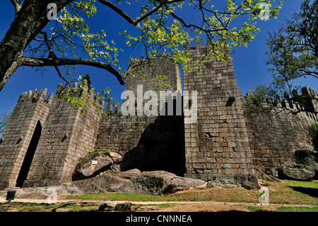 Portugal : château médiéval et berceau de Portugal dans la capitale européenne de la Culture 2012 Guimaraes Banque D'Images