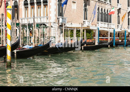 Gondoles, Grand Canal, Venice, Veneto, Italie Banque D'Images