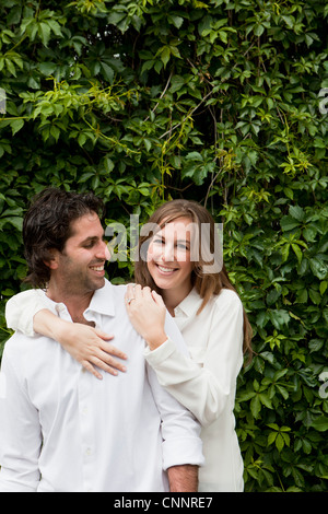 Portrait of Young Couple in Park Banque D'Images