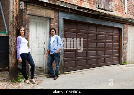 Portrait of young woman Standing in ruelle, Toronto, Ontario, Canada Banque D'Images