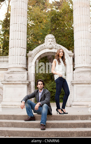 Portrait of Young Couple in front of Sculptures en pierre dans la région de Park, Ontario, Canada Banque D'Images