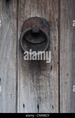 Fer forgé anciennes charnières et poignée de porte porte en bois patiné Banque D'Images