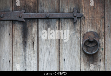 Fer forgé anciennes charnières et poignée de porte porte en bois patiné Banque D'Images