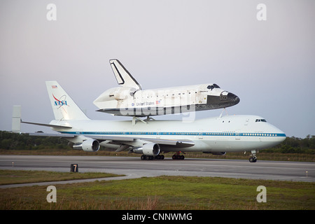 L'avion porteur navette transport de la navette spatiale Discovery pour sa nouvelle maison se prépare à décoller de NASA's Kennedy Space Center le 18 avril 2012 à Cape Canaveral, Floride. Banque D'Images