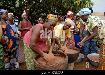 Burkina Faso , les femmes produisent le commerce équitable du karité beurre de karité, le beurre de karité est utilisé comme huile de cuisson ou pour les cosmétiques Banque D'Images