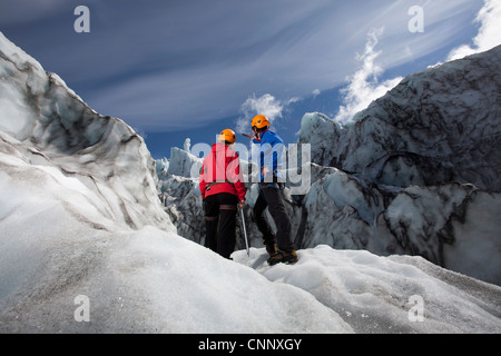 Les randonneurs admirant le paysage glaciaire Banque D'Images