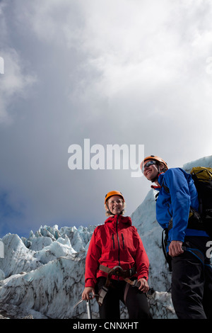 Les randonneurs admirant le paysage glaciaire Banque D'Images