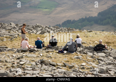 Groupe de marcheurs s'est assis sur le chemin d'Y Garn dans le Nord du Pays de Galles, Snowdonia Banque D'Images