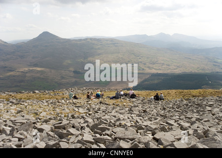 Groupe de marcheurs s'est assis sur le chemin d'Y Garn dans le Nord du Pays de Galles, Snowdonia Banque D'Images