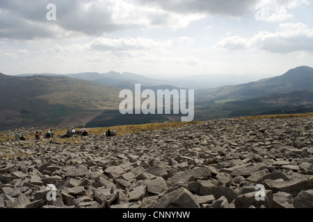 Groupe de marcheurs s'est assis sur le chemin jusqu'à Y Garn à Snowdonia jusqu'au nord du Pays de Galles, de Beddgelert Banque D'Images