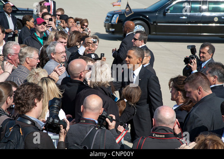 Detroit, Michigan - Le président américain Barack Obama salue une foule de supporters à l'arrivée à l'aéroport Detroit Metro sur l'Air Force 1. Banque D'Images