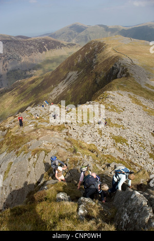 Groupe de randonneurs randonnées le long de la crête de Nantlle Snowdonia au Pays de Galles du Nord Banque D'Images