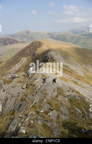 Groupe de randonneurs randonnées le long de la crête de Nantlle Snowdonia au Pays de Galles du Nord Banque D'Images