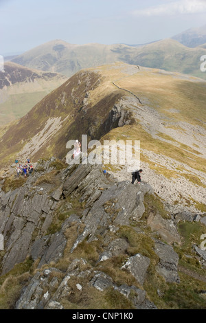 Groupe de randonneurs randonnées le long de la crête de Nantlle Snowdonia au Pays de Galles du Nord Banque D'Images