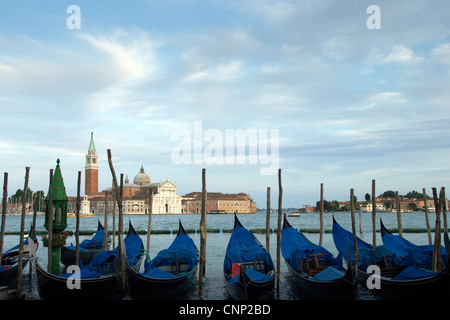 Voir à travers les gondoles amarré à Molo San Marco, dans le bassin de San Marco en direction de San Giorgio Maggiore, à Venise, Italie Banque D'Images