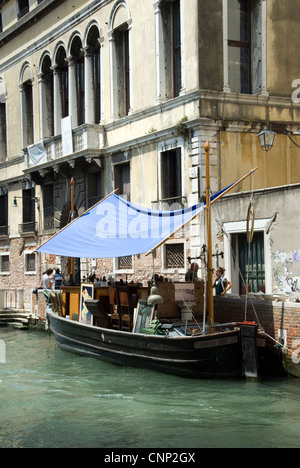 Antique flottante, décrochage Rio di San Trovaso, Venise, Italie Banque D'Images