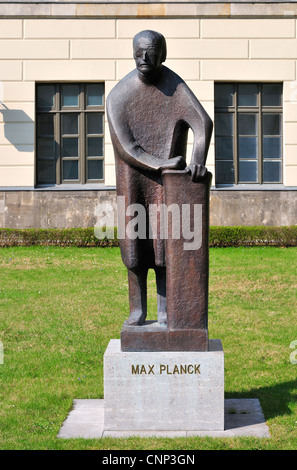 Berlin, Allemagne. Universitat Humboldt / université sur Unter den Linden. Statue de Max Planck (1858 - 1947), physicien allemand Banque D'Images