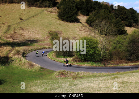 Cycliste sur route en zig-zag sur Fort Hill, collines du Surrey, Surrey, Angleterre Banque D'Images