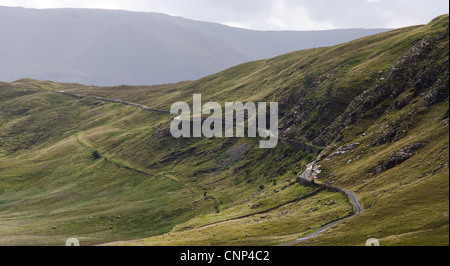 Une route sinueuse le long d'une colline, dans l'Irlande Banque D'Images