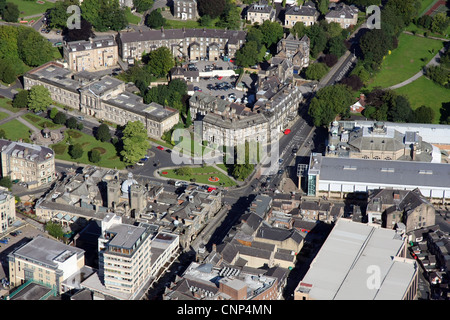 Vue aérienne du centre-ville de Harrogate, en descendant la rue Parliament, vers la salle royale, les bains royaux, les bureaux du Conseil sur les jardins Crescent Banque D'Images