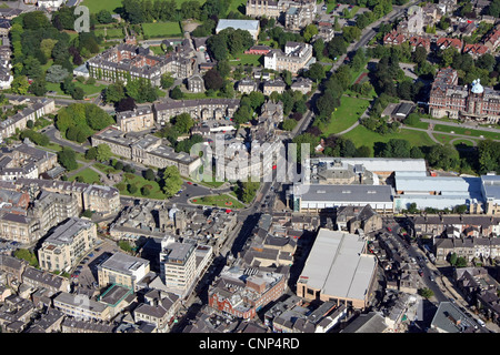 Vue aérienne du centre-ville de Harrogate, en descendant la rue Parliament, vers la salle royale, les bains royaux, les bureaux du Conseil sur les jardins Crescent Banque D'Images