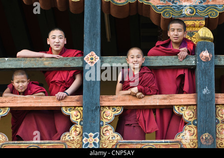 L'Asie, Bhoutan, Paro. Les Jeunes moines au monastère Dzong de Paro Banque D'Images