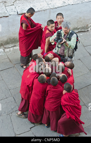 L'Asie, Bhoutan, Paro. Jeunes moines et photographe au monastère Dzong de Paro Banque D'Images