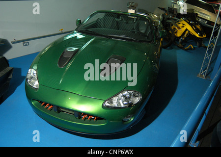 Jaguar XKR Roadster utilisé par James Bond dans le film Meurs un autre jour (2002). National Motor Museum, Beaulieu, UK. Banque D'Images