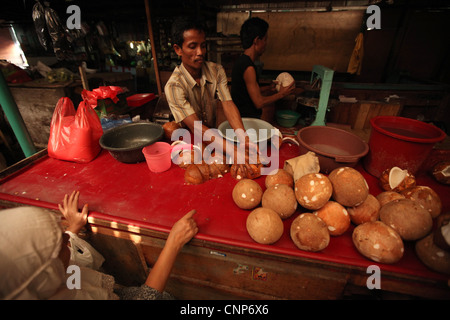 Les vendeurs de lait de coco au marché Pasar Pramuka à Jakarta, Indonésie. Banque D'Images