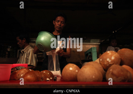 Les vendeurs de lait de coco au marché Pasar Pramuka à Jakarta, Indonésie. Banque D'Images