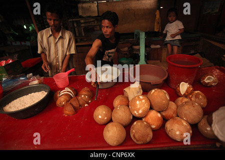 Les vendeurs de lait de coco au marché Pasar Pramuka à Jakarta, Indonésie. Banque D'Images