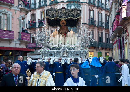 Un Trono 'float' en cours à travers les rues, Semana Santa (Semaine Sainte) Malaga, Andalousie, Espagne Banque D'Images